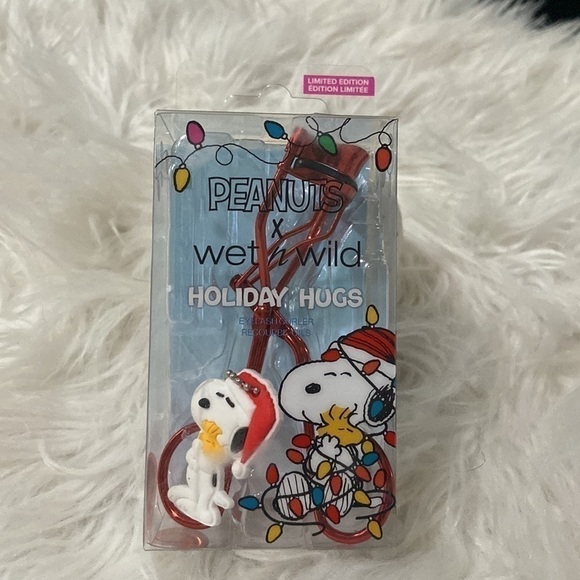 wet n wild Other - Wet N Wild X Peanuts Holiday Hugs Eyelash Curler